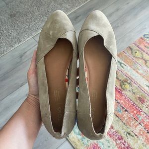 Tom’s Size 11 Beige Suede Flats